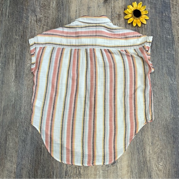 So Cute Summery Button Up Top Size Large - Picture 4 of 4